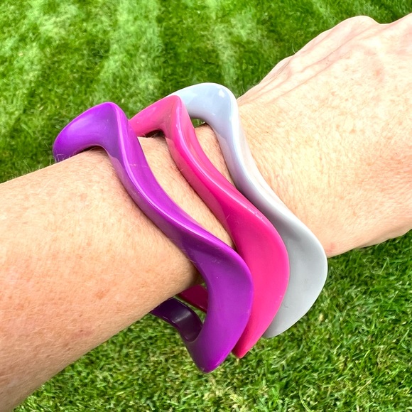 Vintage Acrylic Wave Bangle Bracelets - Picture 3 of 8